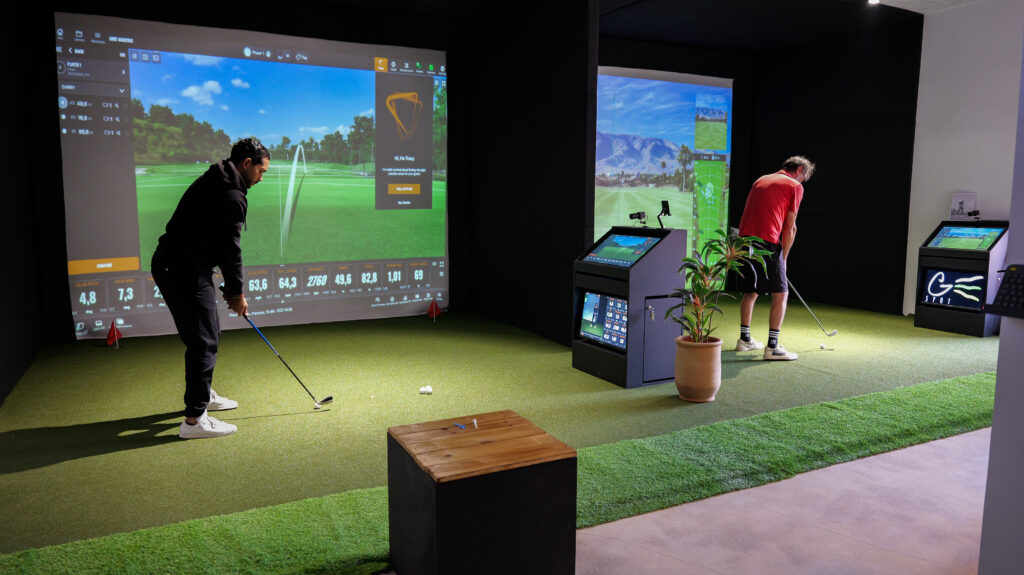 Deux joueurs sur les simulateurs du G.Spot Golf Marrakech